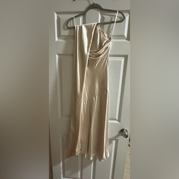 Helly Molly ATHENIAN SATIN MAXI DRESS CHAMPAGNE - Picture 4 of 5